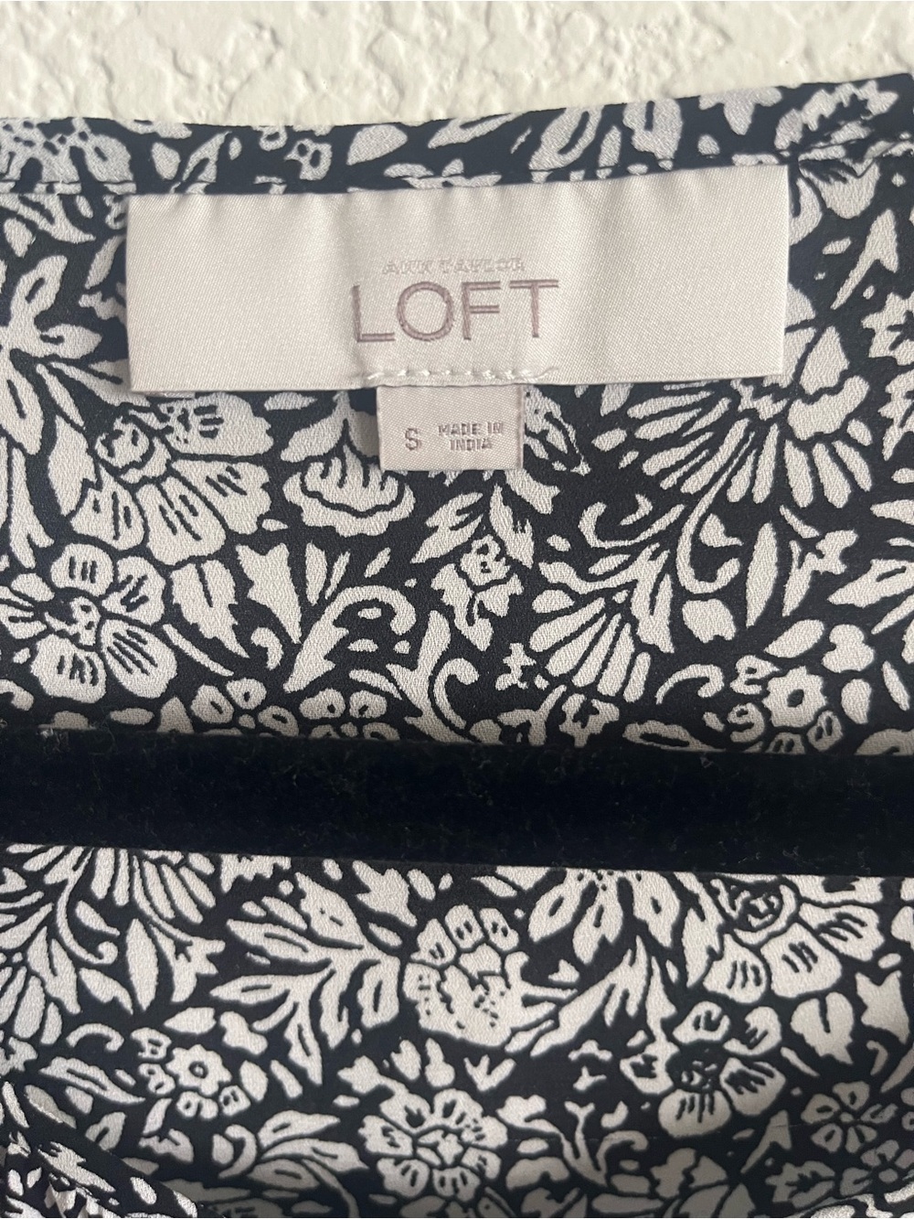 LOFT Black & White Floral Sleeveless Blouse - Picture 2 of 8